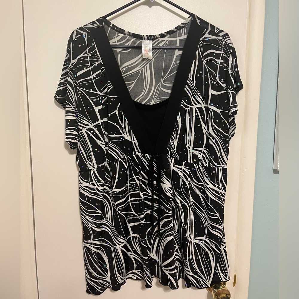 Pink Eu, Sparkly Black and white top with black string bow, size 2x